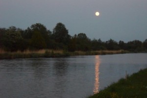 Volle maan schijnend op de Kalenbergergracht in de Weerribben