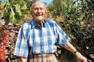 Wat eten mensen in de Blue Zones. Hier een bewoner uit Ikaria