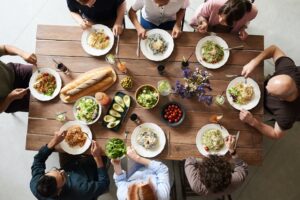 Samen aan tafel tijdens het retraite Voeding en Gezondheid