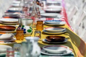 Een lege tafel met de boodschap: 'Hoe ziet jouw blue zone dieet eruit'.