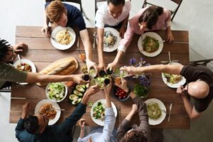 Samen aan tafel in het Retraite rond Voeding en Gezondheid