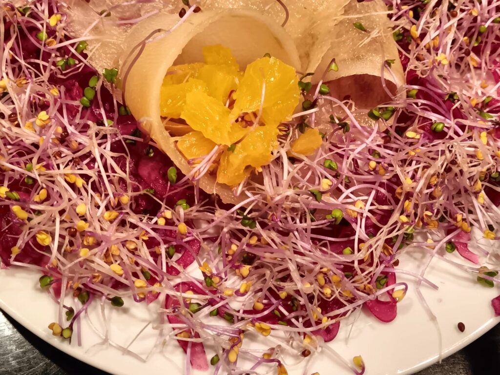 De kracht van kiemen in een gerecht van Daikonsalade met rode koolkiemen