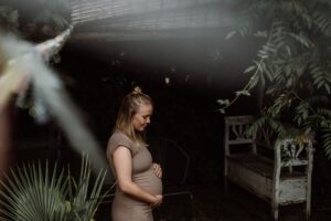 Vrouw tijdens Retraite voor Zwangere Koppels met Doula Marlouk