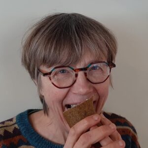 Marjo Disseldorp, trainer van de Aan het Roer van je gezondheid retraite, eet een wrap met kiemgroenten.
